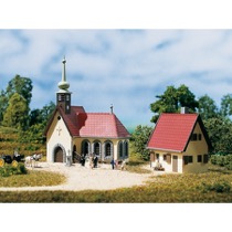 Landsbykirke med præstebolig 