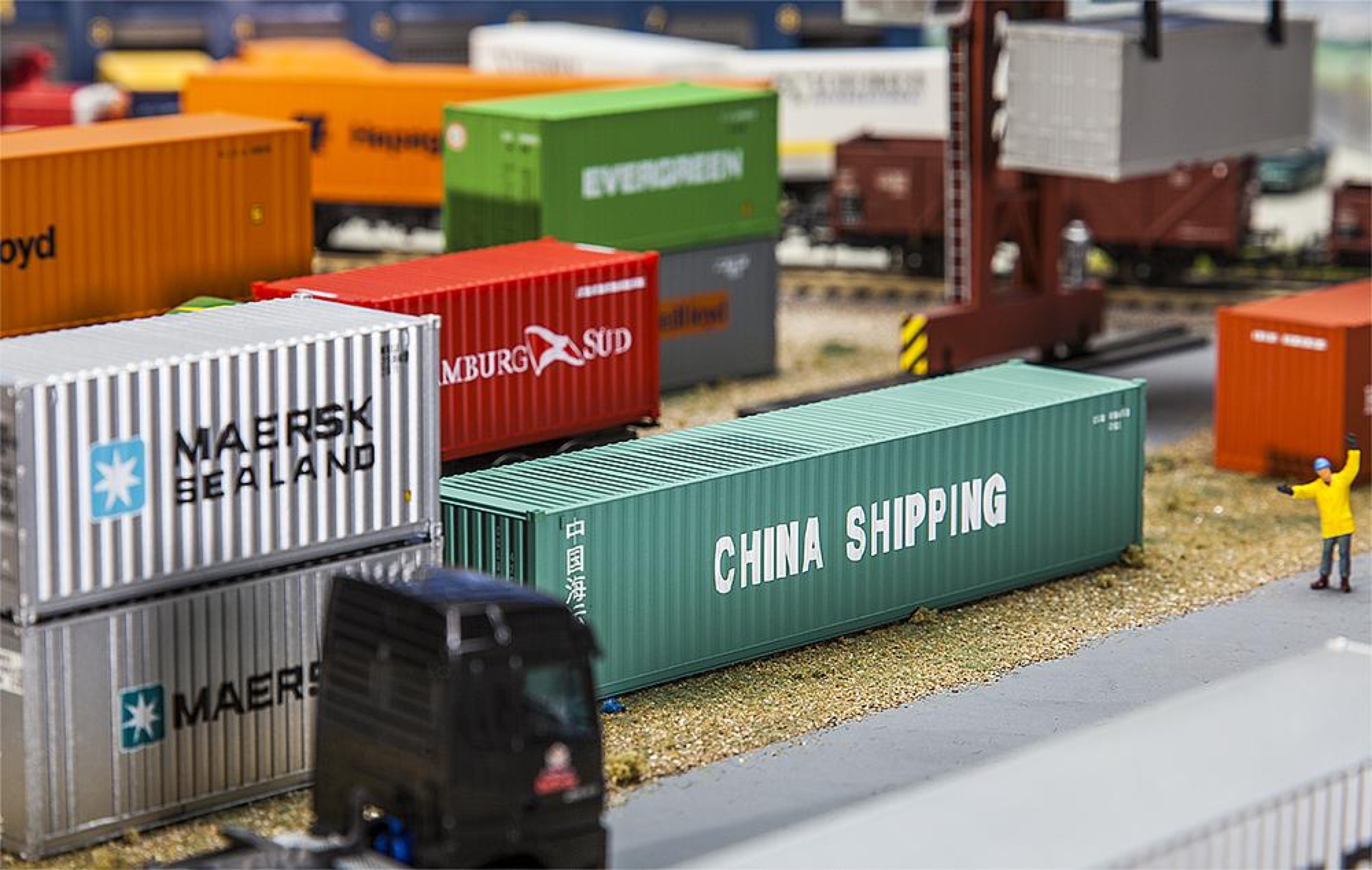 Контейнер 40 футов из китая. Контейнеры Faller 1 87. Контейнер China shipping. Container 1 87 China shipping. Китайцы в контейнерах.