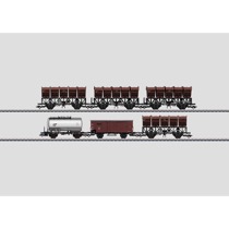 6 Güterwagen unterschiedlicher Bauarten der Deutschen Bundesbahn (DB). 2 Muldenkippwagen F-v-51 (später Ommi 51) mit Handbremse und Bremserstand. 2 Muldenkippwagen F-z-51 (später Ommi 51) ohne Handbremse und ohne Bremserstand. 1 gedeckter Güterwagen G 10,