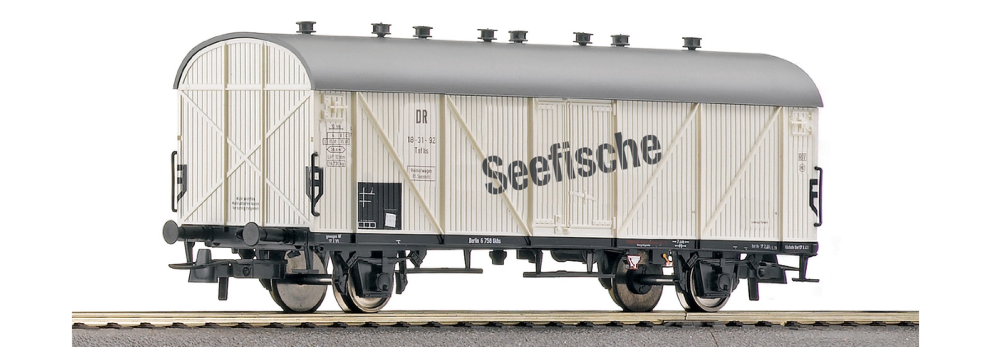 Белый вагон оригинал. Грузовой вагон на белом фоне. Мокап вагона поезда. Фирменный поезд белый аист. Крытый вагон алтайвагон.